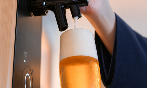 プレミアムルームプライベートビールサーバー注いでいるイメージ